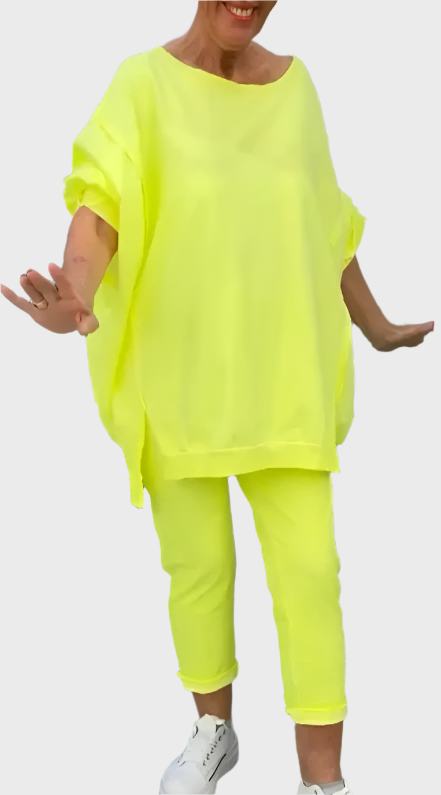 Set with Round Neckline